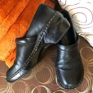 Black Leather Slip-on Clog 🖤💗🖤